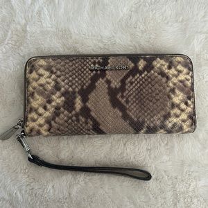 Michael Kors Wristlet Wallet